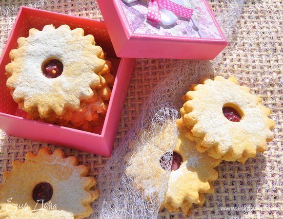 Перед подачей посыпать сахарной пудрой. Вот они песочные радости детства!  Приятного аппетита!