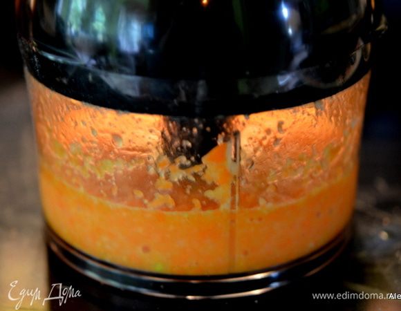 Сложить перечисленные все ингредиенты для соуса в фудпроцессор или блендер и взбить до однородной массы.
Соус:
1/2 стак. или 2 сред.моркови натереть на терке,
1/4 часть сред.луковицы,
1/3 стак. апельсиновый сок,
2 стол.л сахар,
4 ч.л рисовый уксус,
1 ч.л имбирь, натереть,
1 стол.л олив. масло.
