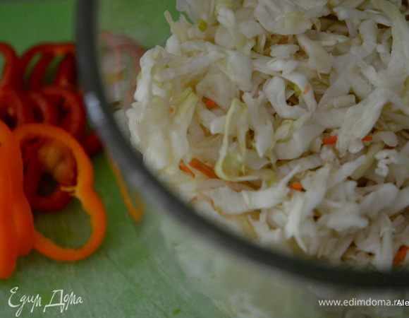 Порубить капусту, затем порезать сладкий перец, натереть морковь.