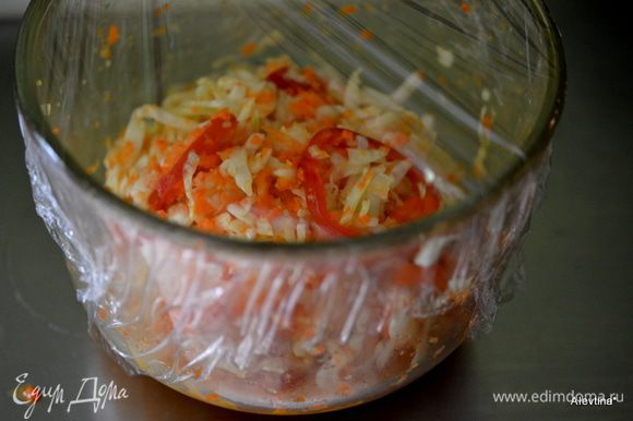 Перемешать капусту, морковь, красный перец в емкости. Выложить готовый соус, перемешать, добавить соль, перемешать и закрыть пленкой пищевой. Поставить на 1 час в холодильник или более.
