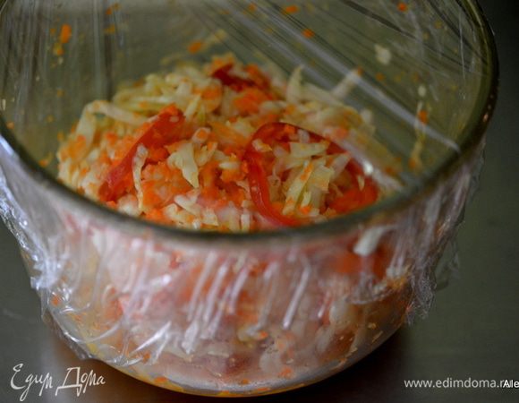 Перемешать капусту, морковь, красный перец в емкости. Выложить готовый соус, перемешать, добавить соль, перемешать и закрыть пленкой пищевой. Поставить на 1 час в холодильник или более.