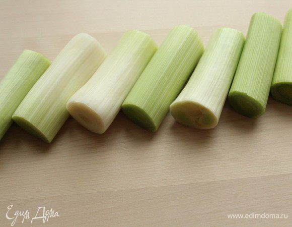 Порей промыть, обсушить  и нарезать на кусочки длиной 6-7 см