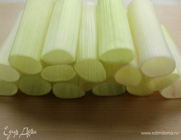 Каждый кусочек аккуратно разделить на трубочки.