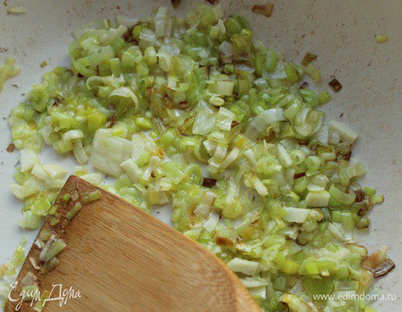 Внутренности мелко порубить и обжарить на оливковом масле вместе с измельченным чесноком.