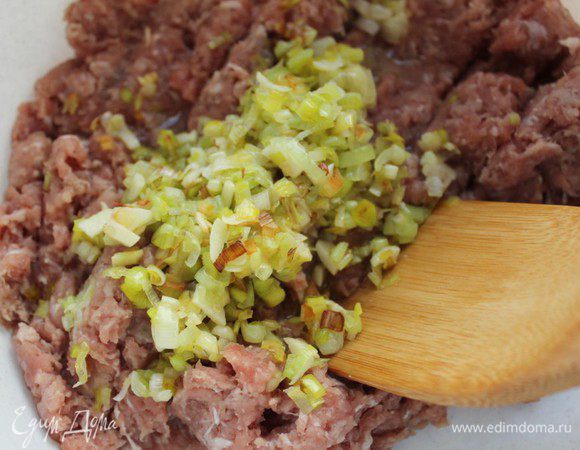 Сделать фарш из говядины и свинины, посолить, поперчить. Соединить с обжаренным луком и хорошо перемешать. Добавить зелень - укроп, петрушку, кинзу. Все хорошо перемешать.