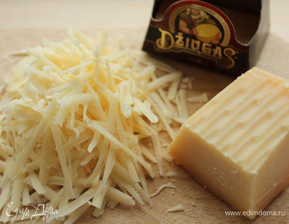 Сыр натереть на крупной терке.