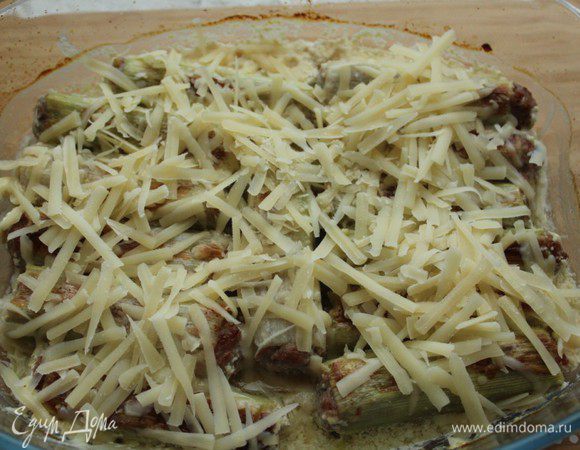 Посыпать сыром запеченный порей и отправить в духовку еще на 5-7 минут.