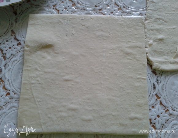 Если тесто в рулоне, то разделить его пополам. 