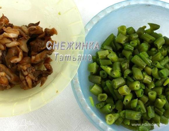 Шампиньоны нарезаем небольшим кубиком. Стручковую фасоль бланшируем пару минут в кипящей подсоленной воде, затем нарезаем небольшими кусочками.