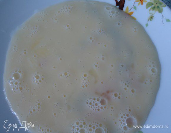 Яйцо взбить и вылить в плоскую тарелку. Так делать и с последующими.