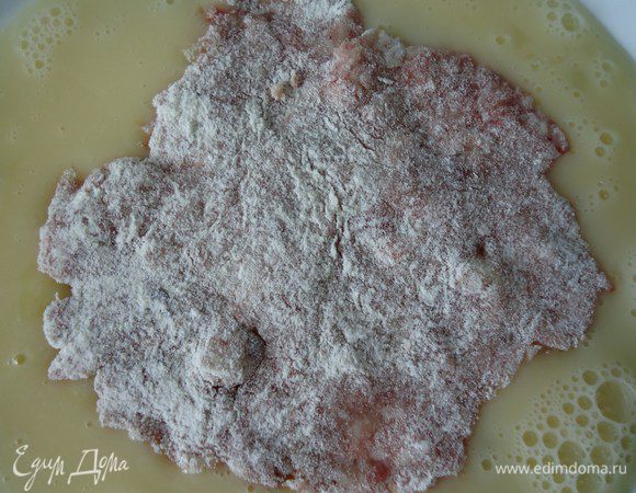 Взять немного фарша, примерно с грецкий орех, сформировать лепешечку с помощью муки. Мука нужна для того, чтобы мясо не прилипало к рука и не рвалась лепешка. Мясную лепешку выложить на яйцо.