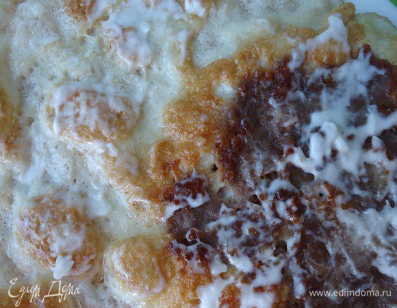 Готовый блинчик, смазываем тонким слоем майонеза с чесноком с мясной стороны, сворачиваем в рулет, пока не остыл. Приятного аппетита!