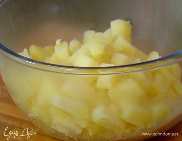 Картофель почистить, нарезать кубиками и отварить до готовности.