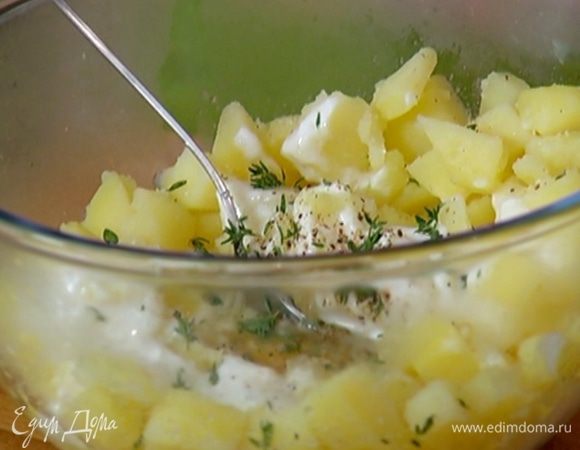 Соединить картофель с пармезаном, добавить яйцо, влить простоквашу, посолить, поперчить, добавить листья тимьяна и размять все вилкой в пюре, так чтобы в нем остались небольшие кусочки.