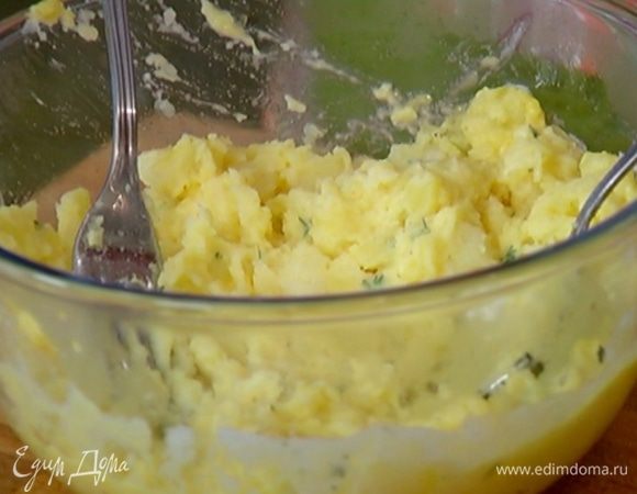 Добавить муку и еще раз все вымешать.