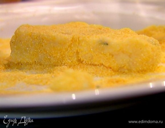 Сформировать из картофельного теста биточки треугольной формы и обвалять со всех сторон в поленте.