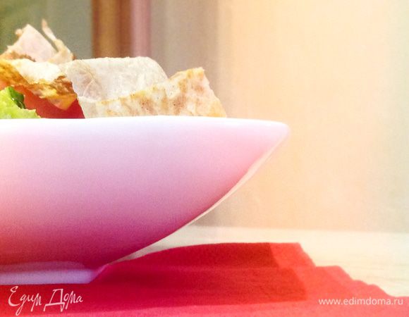 Выложить сверху гренки на салат. И еще немного сверху сбрызнуть заправкой. 
Ваш салат готов!