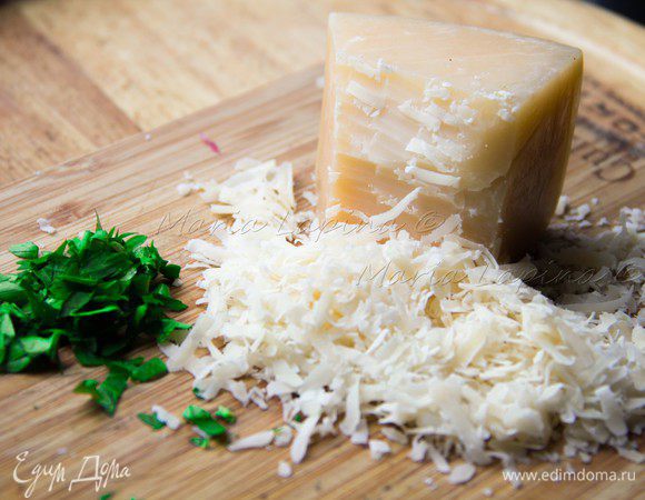 Сыр натераем на мелкой терке, а петрушку мелку рубим