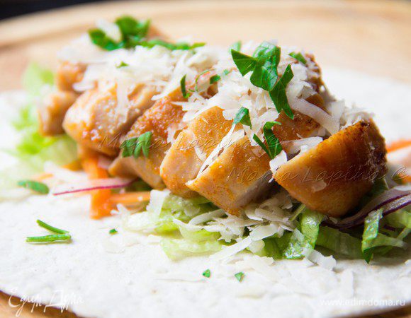 Сверху курицу и щедро присыпаем сыром и петрушкой. Можно добавить немного соуса из под курицы. 