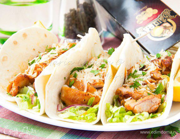 Лепешки можно завернуть или подавать открытыми. Блюдо получается сочным за счет свежих овощей и сочной курицы, но при желании можно добавить ложечку свежей сметаны. Приятного аппетита! 