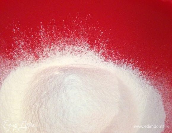 Просеиваем муку в миску.