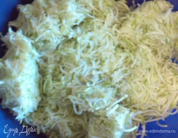 На мелкой терке потереть кабачки, картофель, лук. Мелко порезать оставшийся лук и укроп. Добавить петрушку и базилик. Посолить, поперчить. Через 5 минут отжать овощной сок.