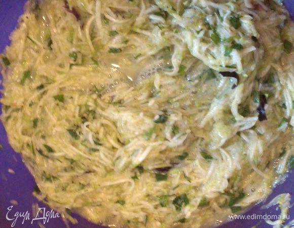 Добавить 2 яйца и тщательно перемешать.