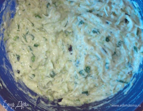 Добавить муку и замесить тесто.