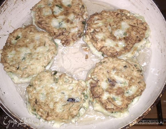 На разогретую сковороду с разогретым подсолнечным маслом столовой ложкой выложить оладьи. Сверху выложить начинку и закрыть опять тестом. Жарить до румяной корочки с обеих сторон. Подавать теплыми со сметаной или майонезом.