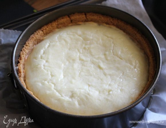 Готовый чизкейк остудить. В таком виде его можно хранить в холодильнике несколько дней.