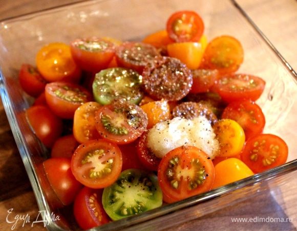 Перед подачей чизкейка к столу приготовить салат из помидоров. Смешать оливковое масло, уксус, тмин, измельчённый или растёртый в пюре чеснок,  соль и перец. Черри разрезать пополам и соединить с ароматной заправкой.
Можно смешать помидоры с маслинами и измельчённым базиликом и заправить смесью оливкового масла, уксуса, соли и перца.