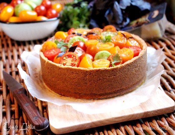 Выложить помидоры на чизкейк, украсить листиками базилика или колечками зелёного лука. Приятного аппетита!