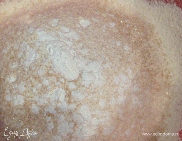 Добавляем к ней остальные сухие ингредиенты и смешиваем.