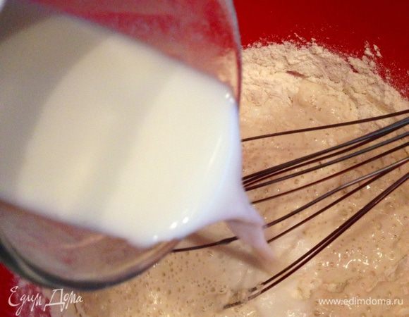 Добавляем теплую воду, немного мешаем ложкой и заливаем молоком . Хорошенько перемешиваем до однородного состояния, накрываем миску пищевой пленкой и оставляем на 20 минут "отдохнуть"!