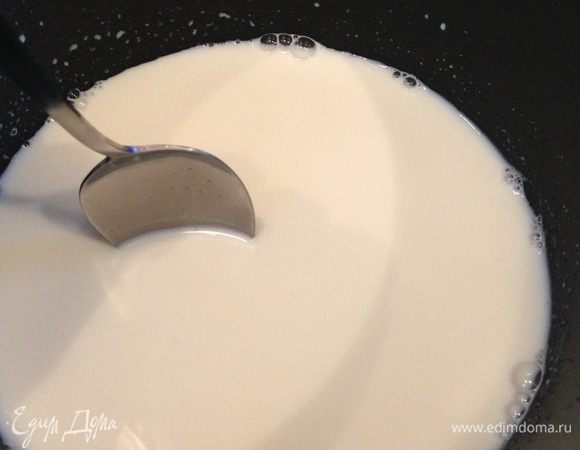 За это время готовим крем. Соединяем молоко, сливки (если нет, можно заменить молоком ), сахар и ставим на медленный огонь до полного растворения сахара.