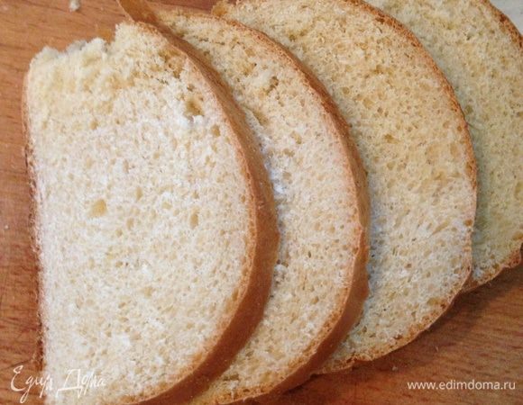 Нарезаем хлеб.