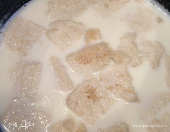 Добавляем к молоку и постоянно перемешиваем венчиком до однородности. 