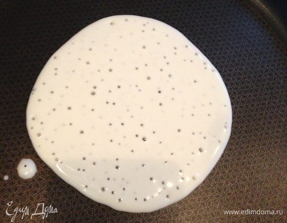 Сковороду нагреваем. Затем выливаем тесто, чтоб в диаметре блин получился 6-7 см.  Сковороду трогать не надо, тесто само разольётся в ровный круг. Выпекаются блинчики на сухой сковороде на небольшом огне, только с одной стороны.
Признак готовности блина – полностью подсохший (без влажных пятен) верхний слой. Блин печется не больше минуты.