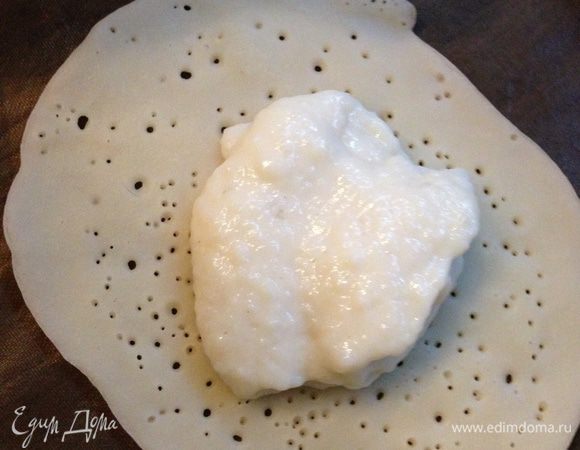 Затем выкладываем ложкой крем на центр блина.
