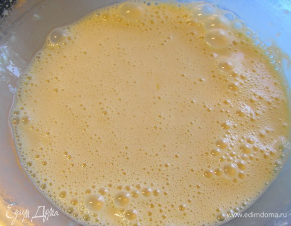 Слегка взбиваем яйца, добавив муку, крахмал, соль, перец, майонез или сметану. У меня тесто получилось очень жидкое.

