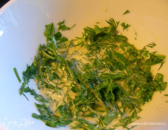 Немного теста смешиваем с зеленью.
