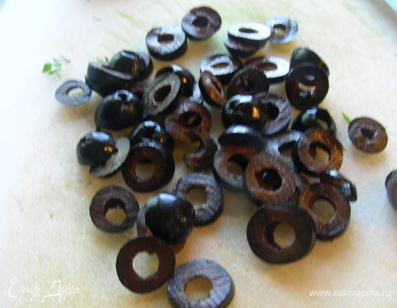 Маслины режем кружочками.
