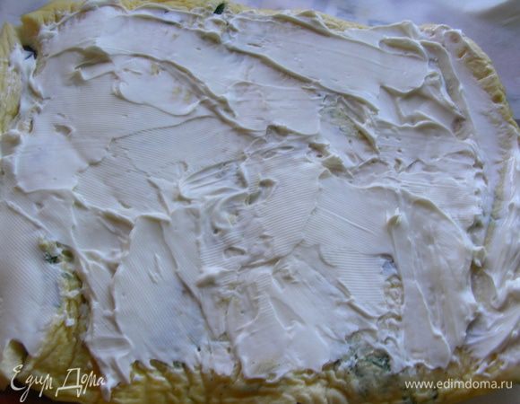 Аккуратно его разворачиваем. Промазываем крем-сыром.
