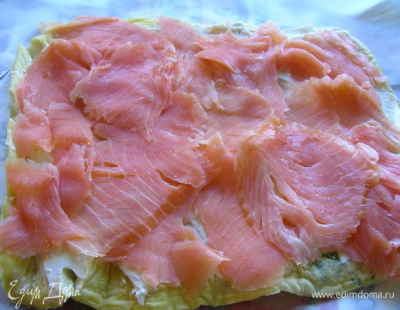 Выкладываем кусочки рыбы. 