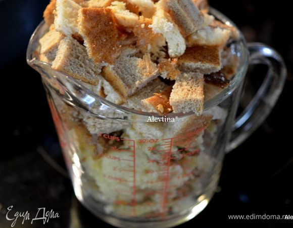 Порезать хлеб, батон или кекс на кубики, выход примерно 6 стаканов.