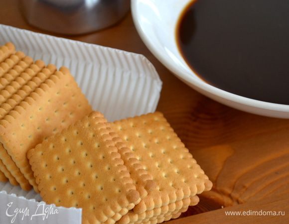 Первым делом сварить кофе, перелить его в глубокую тарелку и дать ему остыть. При желании, кофе можно немного подсластить и добавить к нему немного кофейного ликера, но мы используем просто "черный кофе". И вот такое мы будем использовать печенье, как на фото... 