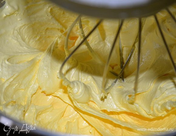 Тщательно взбить с сахаром желтки, пока они не посветлеют, масса не увеличиться в объеме, и сахар полностью не раствориться. 
