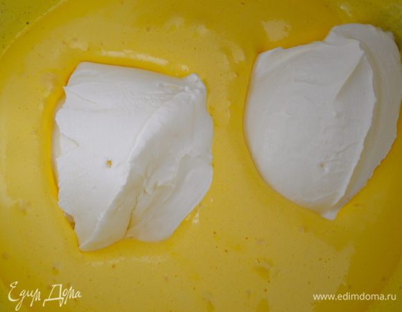 Теперь к взбитым желткам добавляем понемногу мягкий сыр Маскарпоне и вымешиваем аккуратно до однородности. 