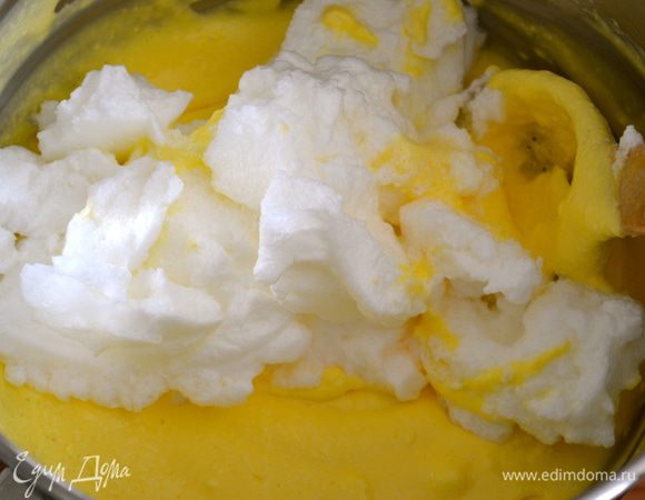 Затем также осторожно добавляем к крему взбитые белки и аккуратными движениями снизу вверх снова перемешиваем получившийся крем. В итоге у нас получается воздушная масса.
