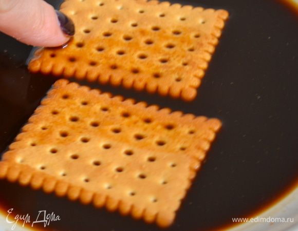 Подготовить квадратную (или прямоугольную) форму с высокими ботриками, в которую мы будем выкладывать наш Тирамису. Дно формы смазать немного кремом. Печенье обмакивать в кофе и укладывать на дно формы в один слой. 
